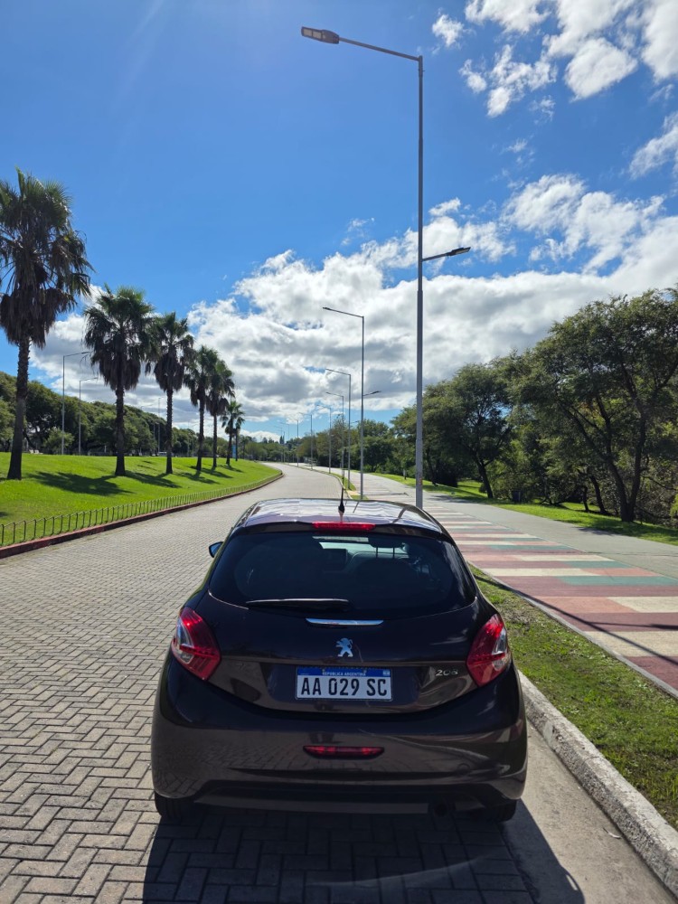 Peugeot 208 Allure touchscreen — foto 2